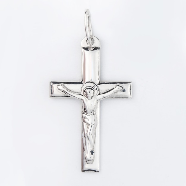 Kreuz Diamant Anhänger Halskette Juwel isoliert auf weißem Hintergrund