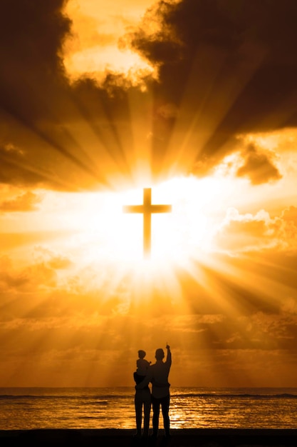 Kreuz Jesu Christi am Himmel mit Wolken und Sonnenstrahlen