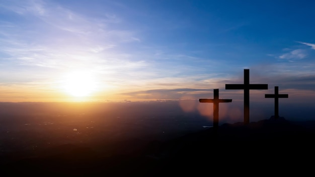 Kreuz Kreuzigung Jesu Holzkreuz bei Sonnenuntergang Himmelshintergrund Kreuzigungs- und Auferstehungskonzept