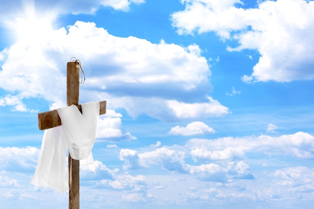Kreuz mit Dornenkrone und Tuch auf blauem Himmel