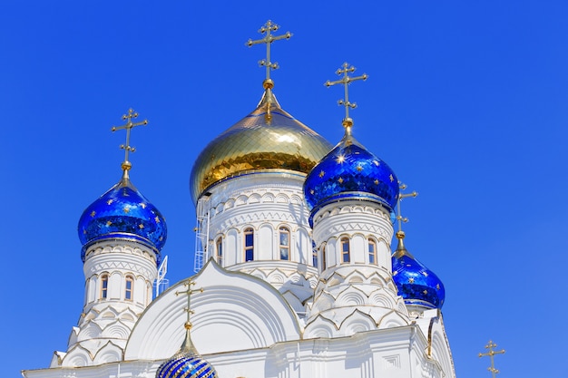 Kreuz mit einer Kuppel in der orthodoxen Kirche.