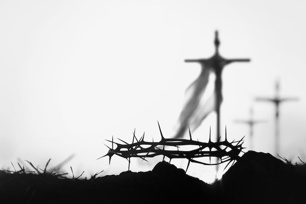 Kreuz und Dornenkrone, die das Leiden Jesu symbolisieren. Ostern-Hintergrund für die Passionswoche und die Fastenzeit