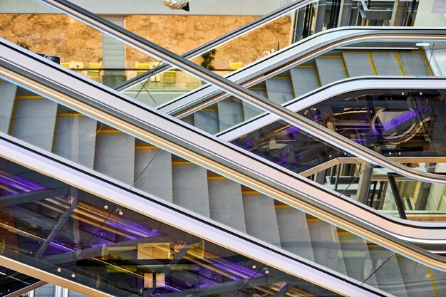 Kreuz und quer Rolltreppen im Einkaufszentrum