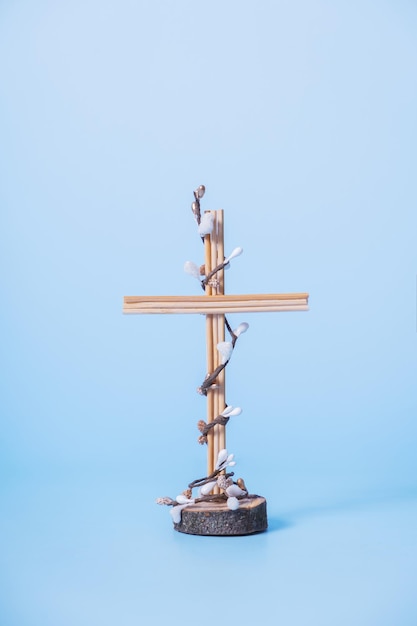 Kreuz verzierte Blumen mit Bibel auf blauem Hintergrund Minimalistisches Konzept für die Osterferien