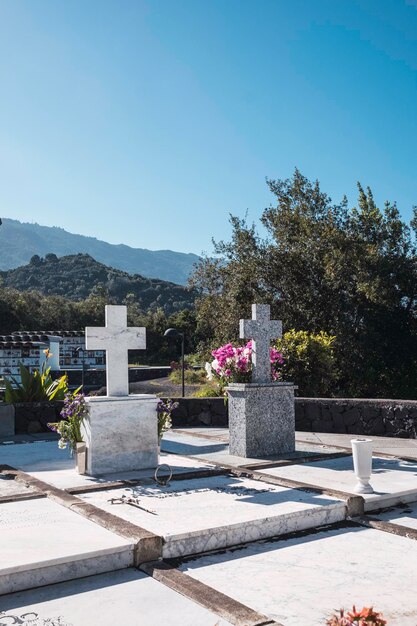 Kreuze auf einem Friedhof mitten in der Natur