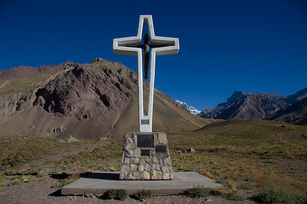 Kreuzen Sie am Eingang zum Hügel Aconcagua MendozaxA