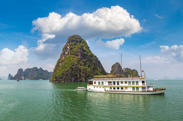 Kreuzfahrt in der Halong Bucht in Vietnam