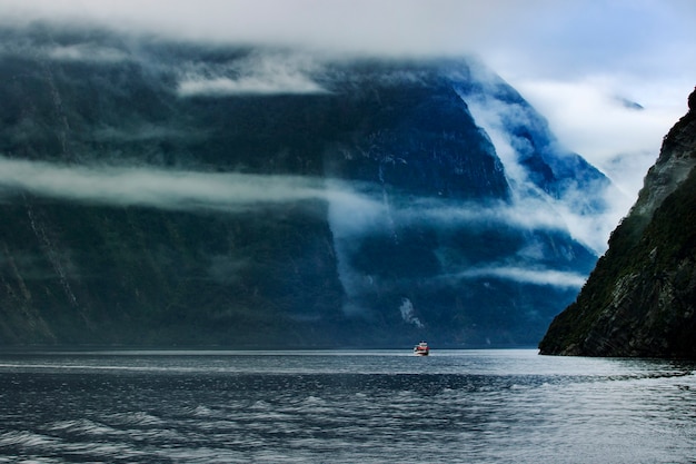 Foto kreuzfahrt mit touristenbooten in milford sound fjordland national park südland neuseeland