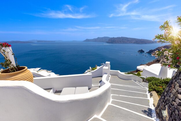 Foto kreuzfahrt zu den griechischen inseln mit malerischem panoramablick auf das meer von der spitze von oia