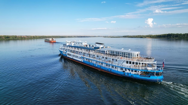 Kreuzfahrten auf dem Linienschiff entlang der Wolga Passagierschiff mit Touristen an Bord, die fliegen, um einen Tanker in Wolgograd zu überholen