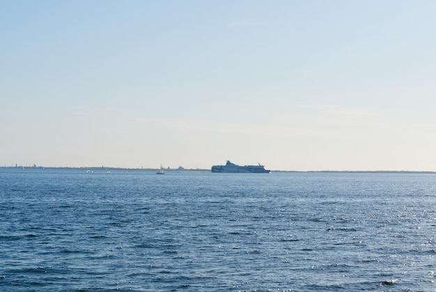 Kreuzfahrtfähre, die bis zum Horizont in der Ostsee segelt