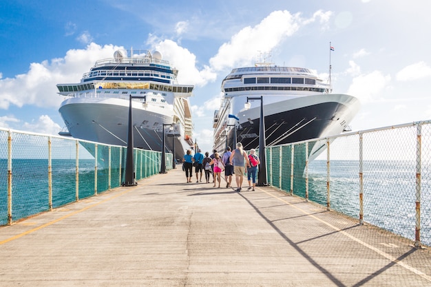 Kreuzfahrtpassagiere kehren zum Kreuzfahrtschiff zurück