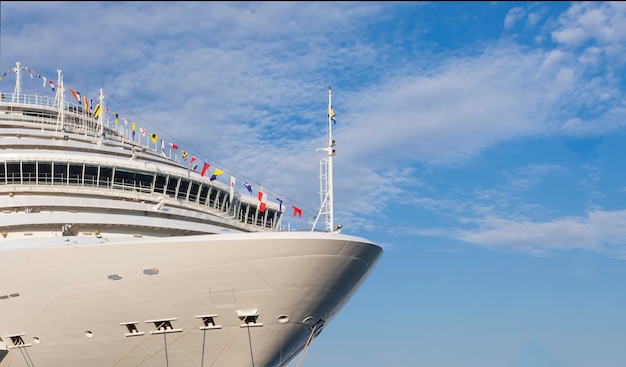 Kreuzfahrtschiff am bewölkten Himmel