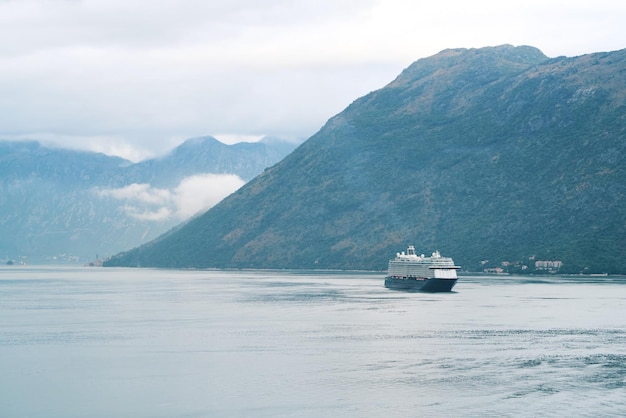 Kreuzfahrtschiff an der malerischen Küste von Montenegro