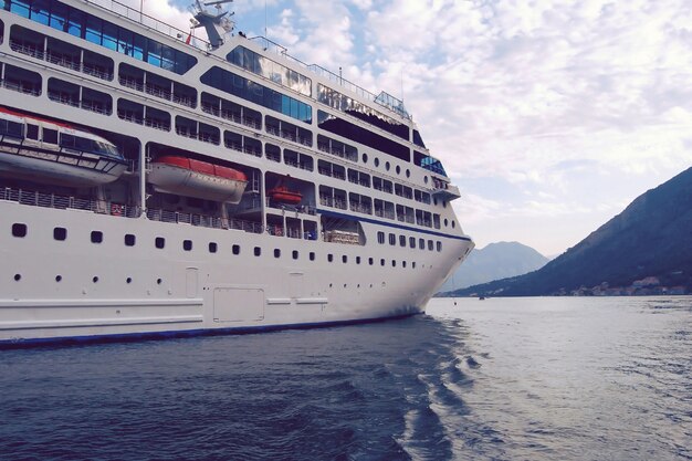 Kreuzfahrtschiff auf Bergsee