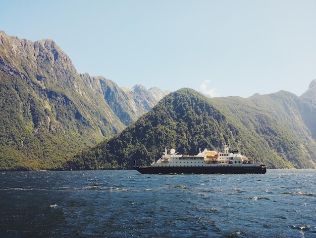 Kreuzfahrtschiff gegen Berge am Milford Sound