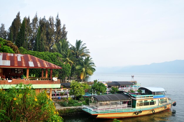 Kreuzfahrtschiff im Hafen, um Indonesier und ausländische Reisende an der Jl Pelabuhan Ambarita-Fähre der Kabupaten-Samosir-Regentschaft in Sumatra Utara oder Nord-Sumatra Indonesien zu empfangen