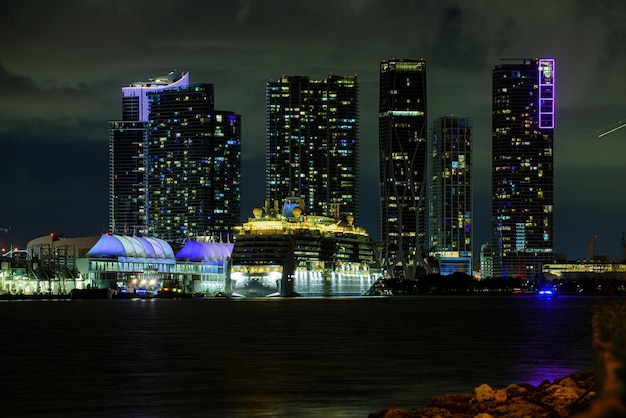 Kreuzfahrtschiff im Hafen von Miami bei Sonnenuntergang mit mehreren Luxusyachten Miami Nacht Innenstadt Florida Nachtansicht von Kreuzfahrtschiffen in der Nähe von Miami Port