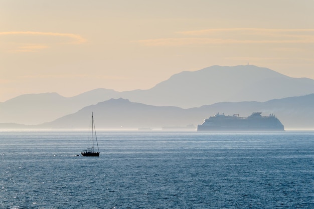 Foto kreuzfahrtschiff im mittelmeer