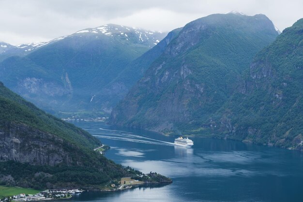 Kreuzfahrtschiff in den Gewässern von Aurlandsfjord Norwegen