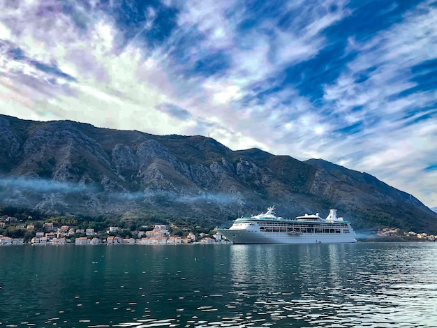 Foto kreuzfahrtschiff in der bucht von kotor montenegro