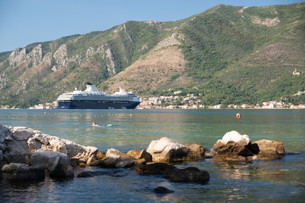 Kreuzfahrtschiff in der Nähe der Küste in den montenegroischen Bergen im Hintergrund