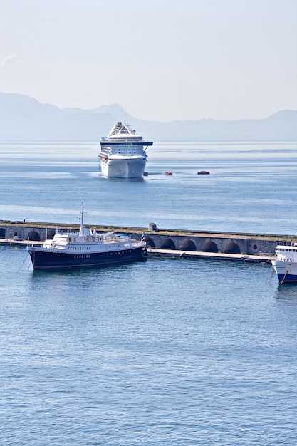 Kreuzfahrtschiff legt im Hafen an