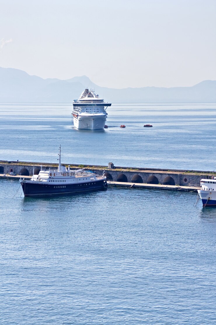 Kreuzfahrtschiff legt im Hafen an