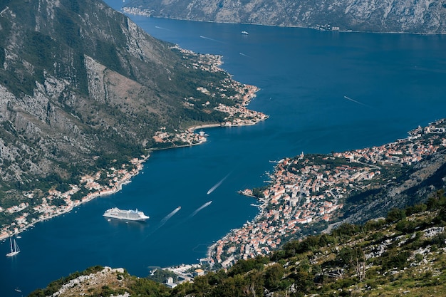 Kreuzfahrtschiff liegt in der Bucht von Kotor Mount lovcen