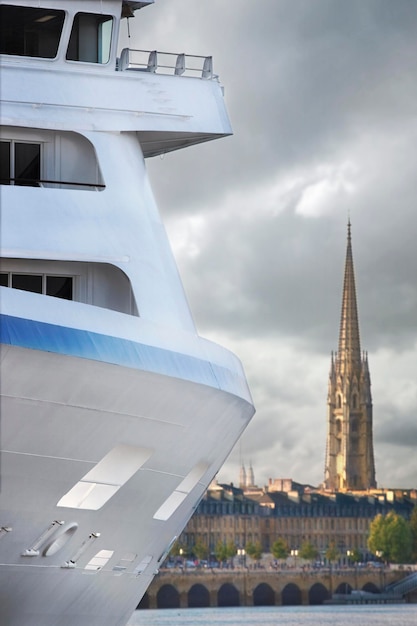 Kreuzfahrtschiff mit Blick auf die Stadt Bordeaux