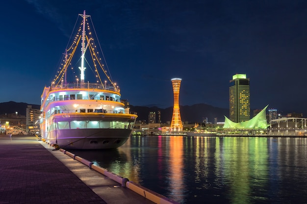 Kreuzfahrtschiff und Riesenrad von Kobe