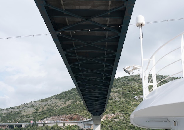 Kreuzfahrtschiff unter der Brücke Franjo Tudman im Kreuzfahrthafen von Dubrovnik in der Nähe der Altstadt angedockt