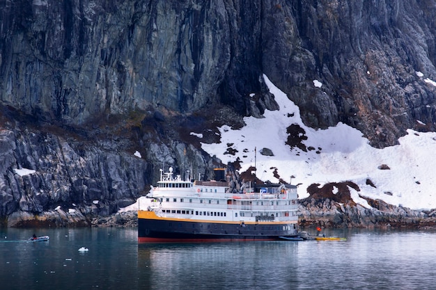 Kreuzfahrtschiff vor Anker im Gulf of Glacier Bay National Park, Alaska