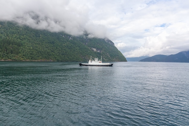 Kreuzfahrtschiff zu Fjorden in Norwegen