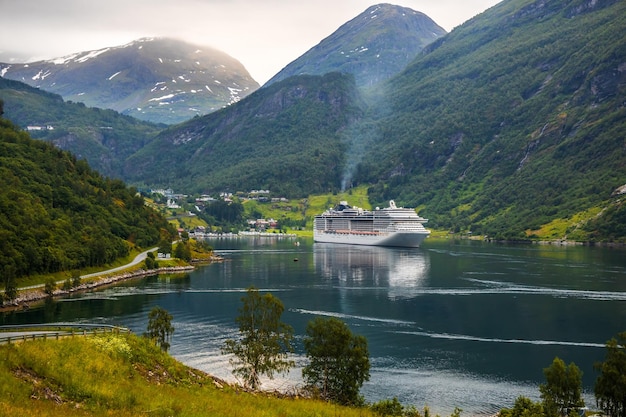 Kreuzfahrtschiffe am Geirangerfjord Norwegen