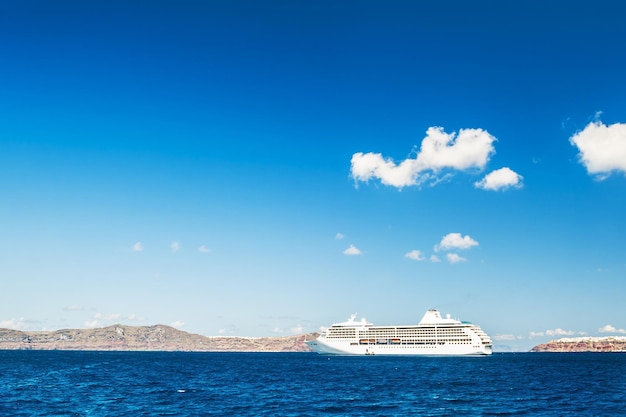 Kreuzfahrtschiffe in der Nähe der griechischen Inseln. Santorin, Griechenland. Schöne Sommerlandschaft