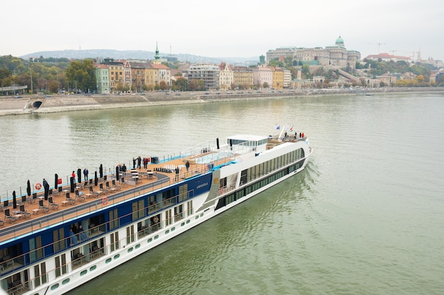 Kreuzfahrttouristen machten an einem bewölkten Tag in der Donau in Budapest fest.