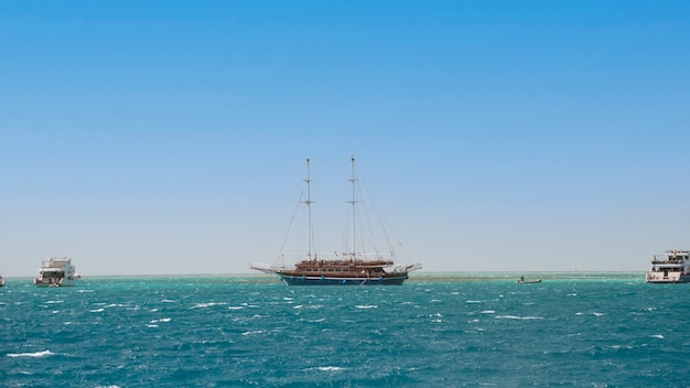 Kreuzfahrtyachten im Sommer im Roten Meer, Ägypten in der Nähe von Hurghada