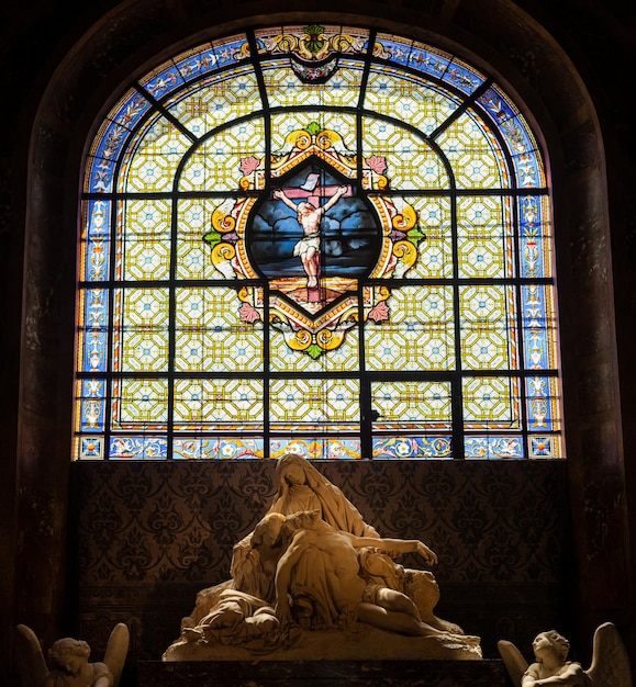 Foto kreuzigung im buntglasfenster und ablagerungsdenkmal des heiligen herzens von montmartre