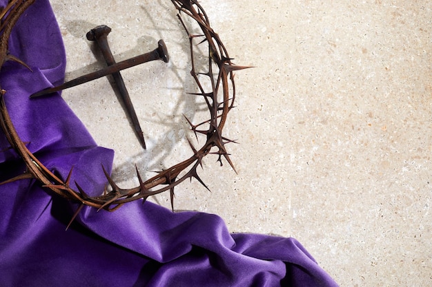 Kreuzigung von Jesus Christus mit drei Nägeln und einer Dornenkrone auf dem Boden