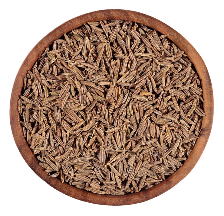 Kreuzkümmelsamen in einer Holzschale auf einem Weiß
