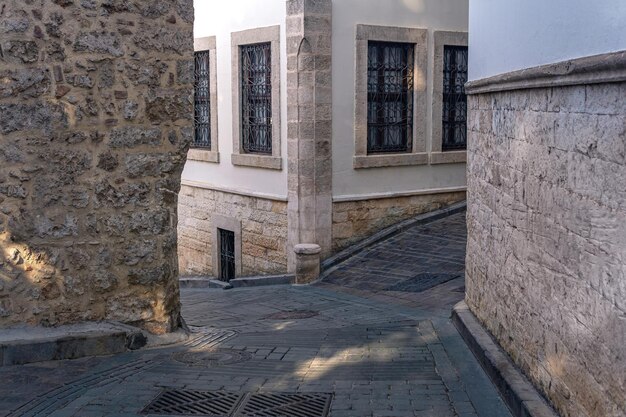 Kreuzung der engen Gassen im historischen Stadtzentrum Kaleici von Antalya Türkei