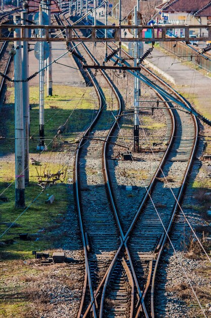 Foto kreuzung von eisenbahnen in der nähe eines bahnhofs