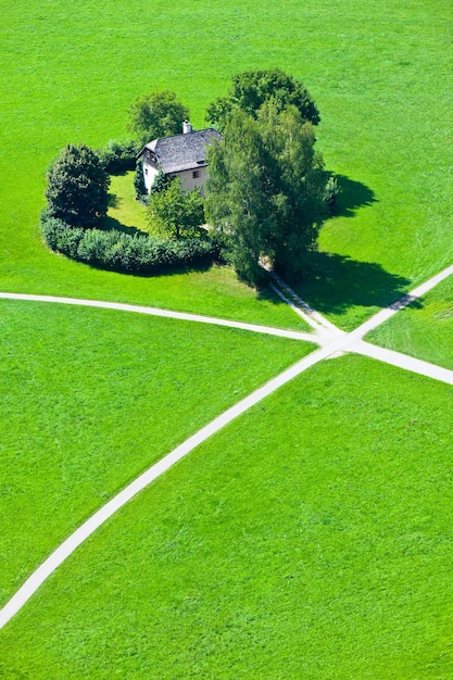 Kreuzung von fünf Wanderwegen im grünen Feld