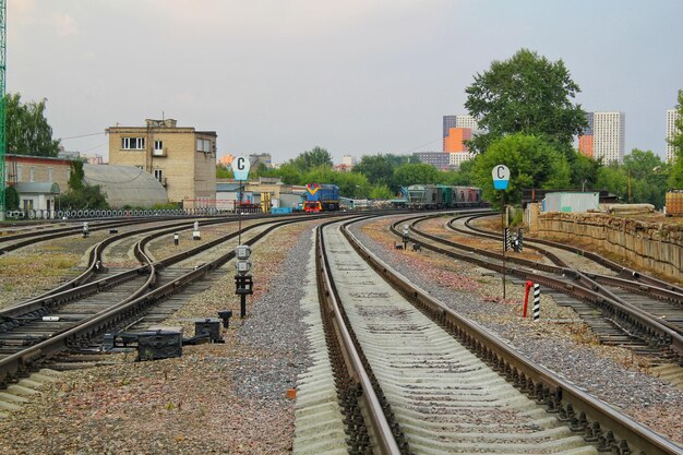 Kreuzungsgleise der Eisenbahnlinie. Bahnreisen, Tourismus. Transportkonzept. Eisendetail über Dunkelheit