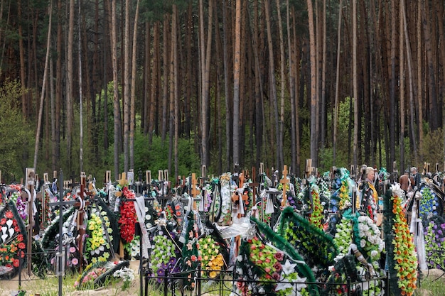 Krieg in der Ukraine Friedhof in Irpen mit frischen Gräbern