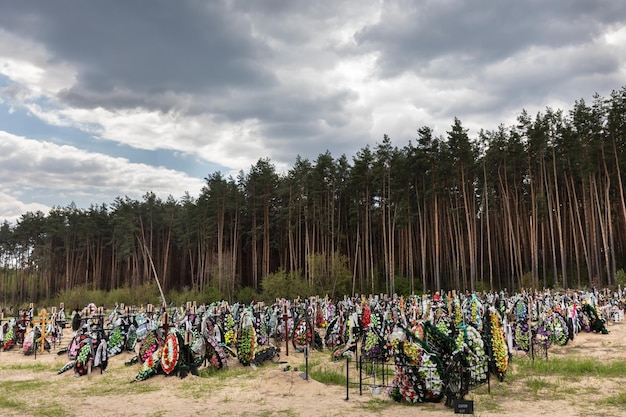 Krieg in der Ukraine Friedhof in Irpen mit frischen Gräbern