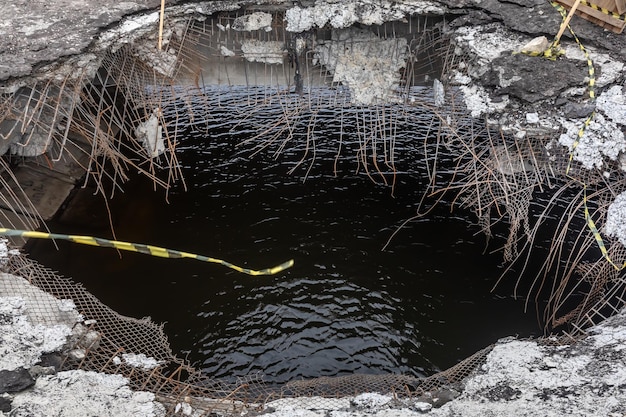 Krieg in der Ukraine Kaputte Brücke im Dorf Makariw