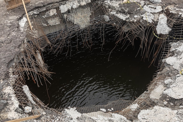 Krieg in der Ukraine Kaputte Brücke im Dorf Makariw