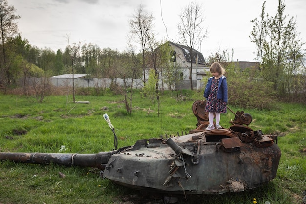 Foto krieg in der ukraine zerstörter und verbrannter panzer